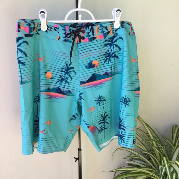 Billabong Men's shorts Size 36 EUC Aqua Blue with Island print - Picture 7 of 16